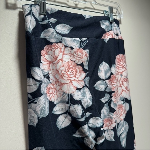 New LulaRoe OS Soft Leggings One Size  2-10 Small-Large Floral Roses Pink Black - Picture 5 of 12